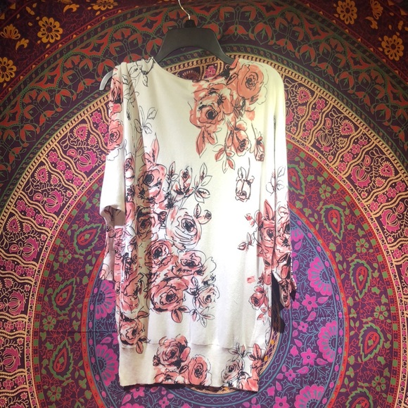 Roz & Ali v-neck sweater with open shoulder slits , white with rose print - Picture 2 of 4